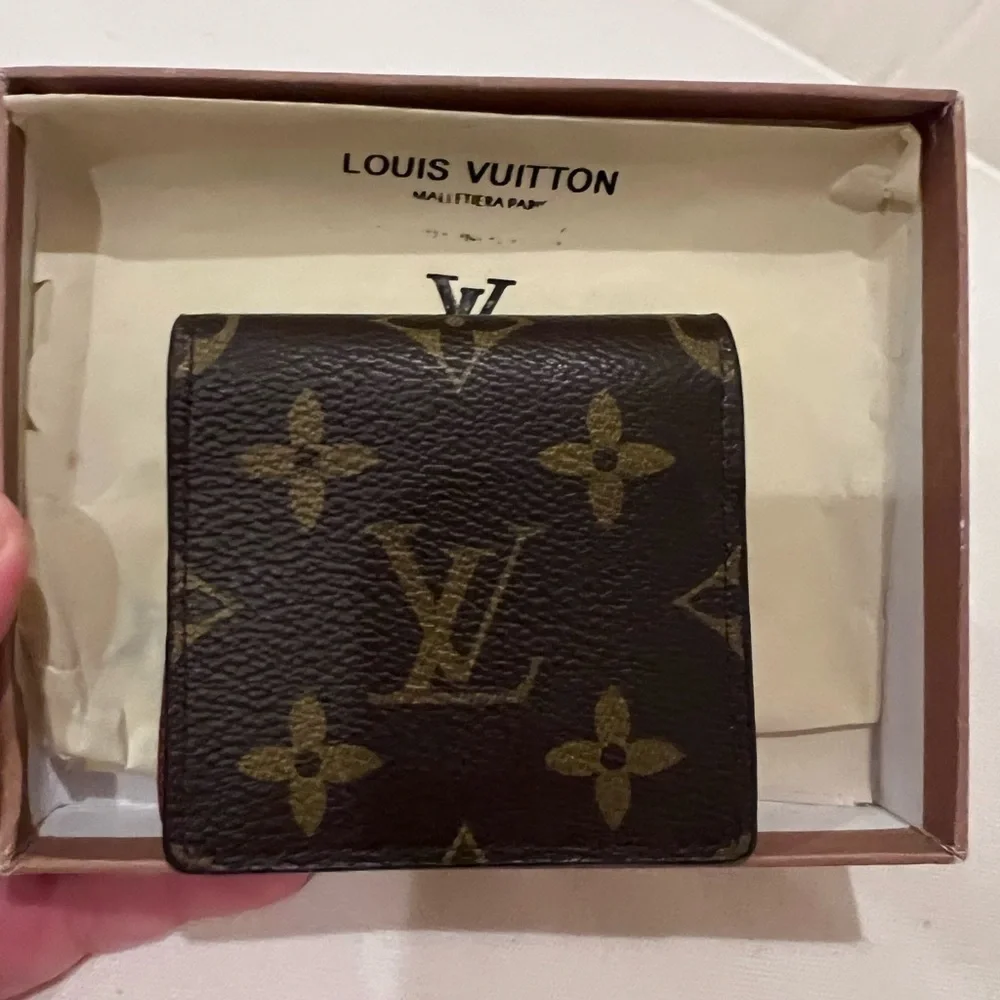 - Louis Vuitton Vintage Change Purse. Good Condition.